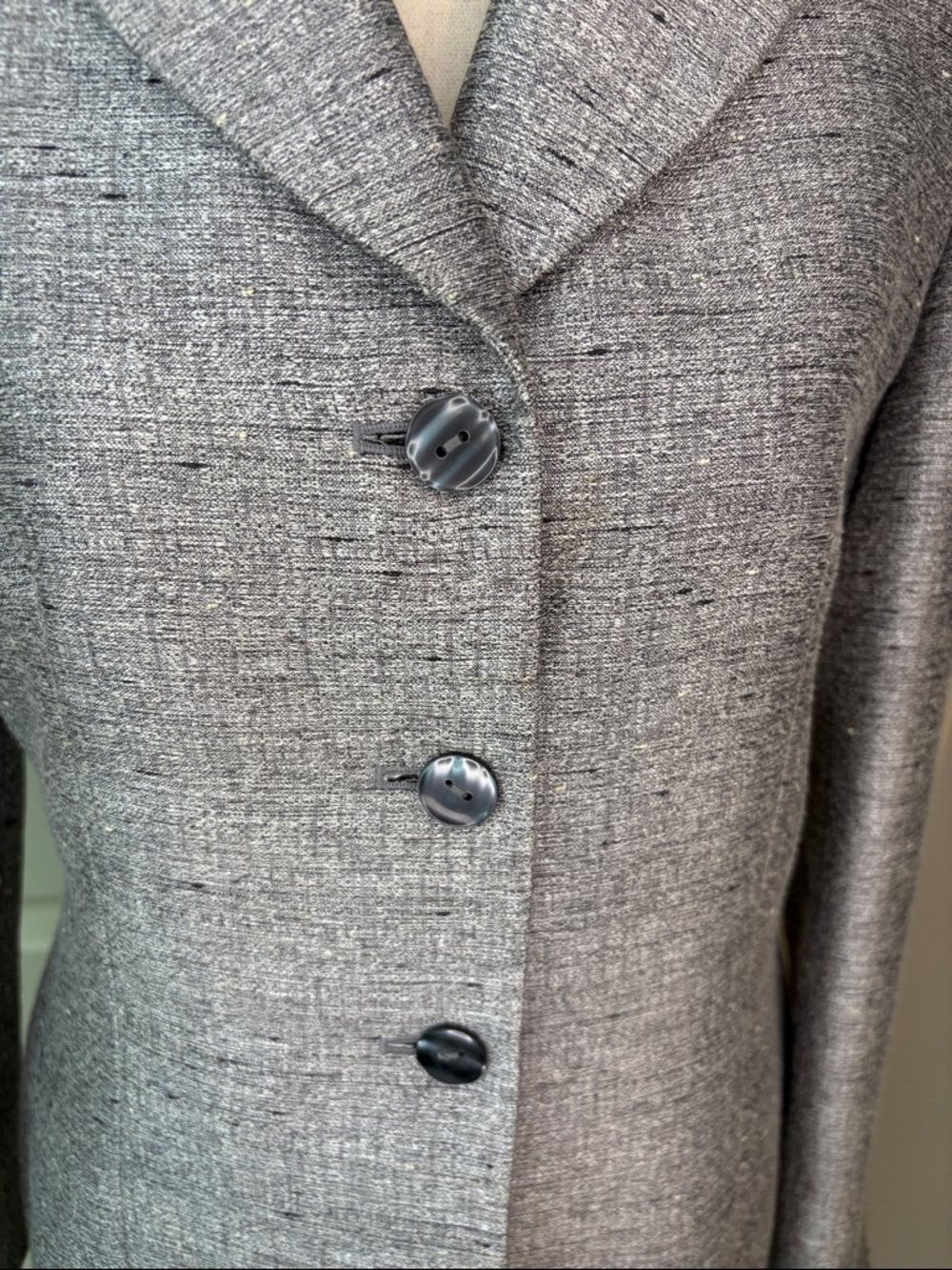 Le Suit Petite Shimmery Gray 3 Button Jacket and Skirt Suit Set Size 6P Like New - Picture 7 of 14
